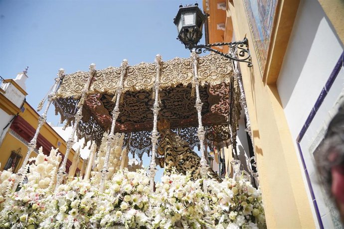 Archivo - La Virgen de la Esperanza de Triana entra en su capilla, en la Semana Santa en Sevilla 2022.
