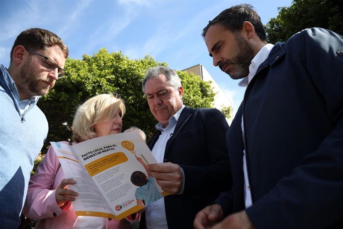El secretario general del PSOE-A, Juan Espadas (c), y su homólogo en Málaga, Daniel Pérez (1d), visita  la Asociación de  Salud mental, Afenes para la firma del pacto por el bienestar mental
