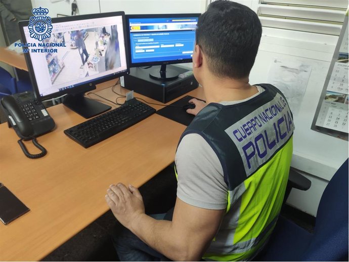 Policía Nacional viendo el vídeo de una cámara de seguridad