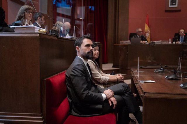 Archivo - El expresidente del Parlament y conseller de Empresa, Roger Torrent y la exsecretaria cuarta del Parlament Adriana Delgado, durante el juicio en el Tribunal Superior de Justicia de Cataluña (TSJC).