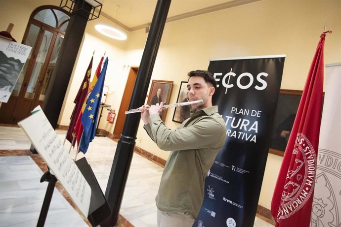 Interpretación de una pieza musical durante la presentación de ECOS Festival de Sierra Espuña