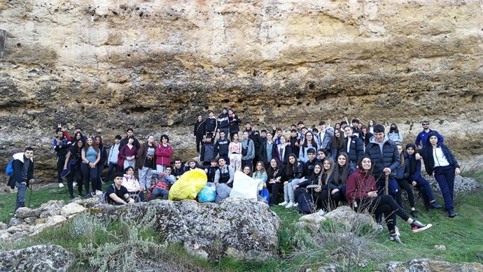 Grupo de alumnos del IES 'Giner de los Ríos' en su jornada de 'plogging' en el Valle del Tejadilla.