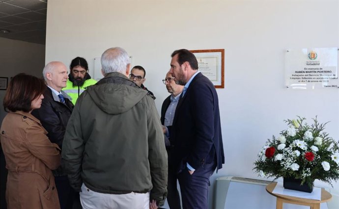 El alcalde y los concejales María Sánchez, Alberto Palomino y Juan Carlos Hernández participan en un homenaje al trabajador del Servicio de Limpieza fallecido el pasado mes de enero.