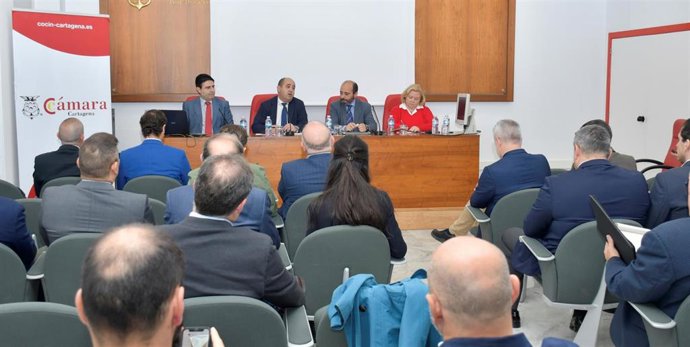 El director del Info, Joaquín Gómez, ha presentado junto con el presidente de la Cámara de Comercio de Cartagena, Miguel Sánchez, y la presidenta de COEC, Ana Correa, la participación de la Región de Murcia en Feindef, la Feria de Defensa y Seguridad