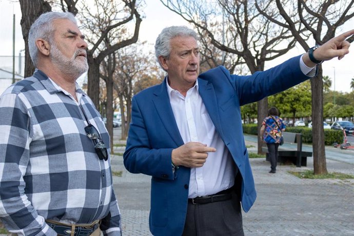 El portavoz y candidato de CS a la Alcaldía de Sevilla, Miguel Ángel Aumesquet, primero por la derecha, en Ciudad Jardín.