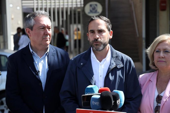 El secretario general del PSOE-A, Juan Espadas (i), y su homólogo en Málaga, Daniel Pérez (c), visita  la Asociación de  Salud mental, Afenes.