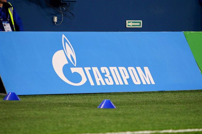 Archivo - Cartel de Gazprom en un estadio de San Petersburgo