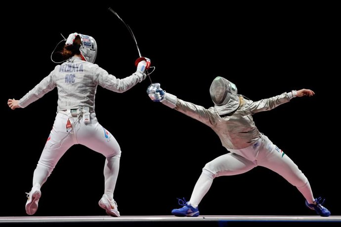 Archivo - La tiradora rusa Sofya Velikaya ante la húngara Anna Marton en los Juegos Olímpicos de Tokio