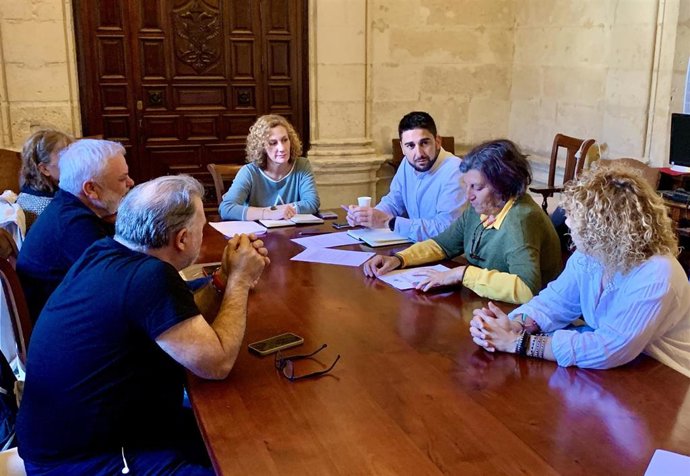 Los candidatos de Podemos-Izquierda Unida, Susana Hornillo e Ismael Sánchez, reunidos con responsables de la plataforma Somos Migrantes.