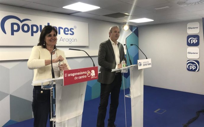 El presidente del Partido Popular (PP) en Aragón, Jorge Azcón; y la presidenta de Aragoneses-Plataforma Aragonesista --el partido constituido por los críticos del PAR--, Elena Allué
