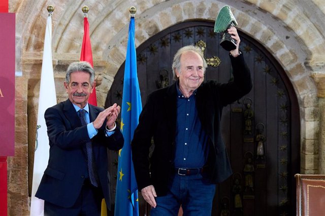 Joan Manuel Serrat recibe el premio Beato de Liébana.