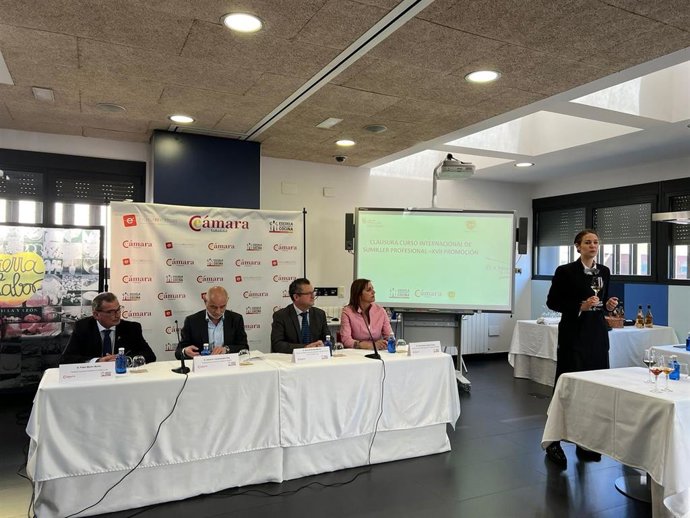 El consejero de Agricultura, Ganadería y Desarrollo Rural, Gerardo Dueñas, clausura el Curso de Sumiller de la Escuela Internacional de Cocina