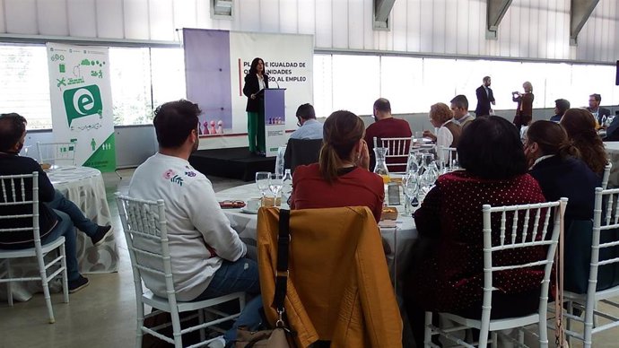 La consejera de Empleo, Esther Gutiérrez, presenta el Plan de Igualdad de Oportunidades de Acceso al Empleo en un acto en el edificio Embarcadero de Cáceres