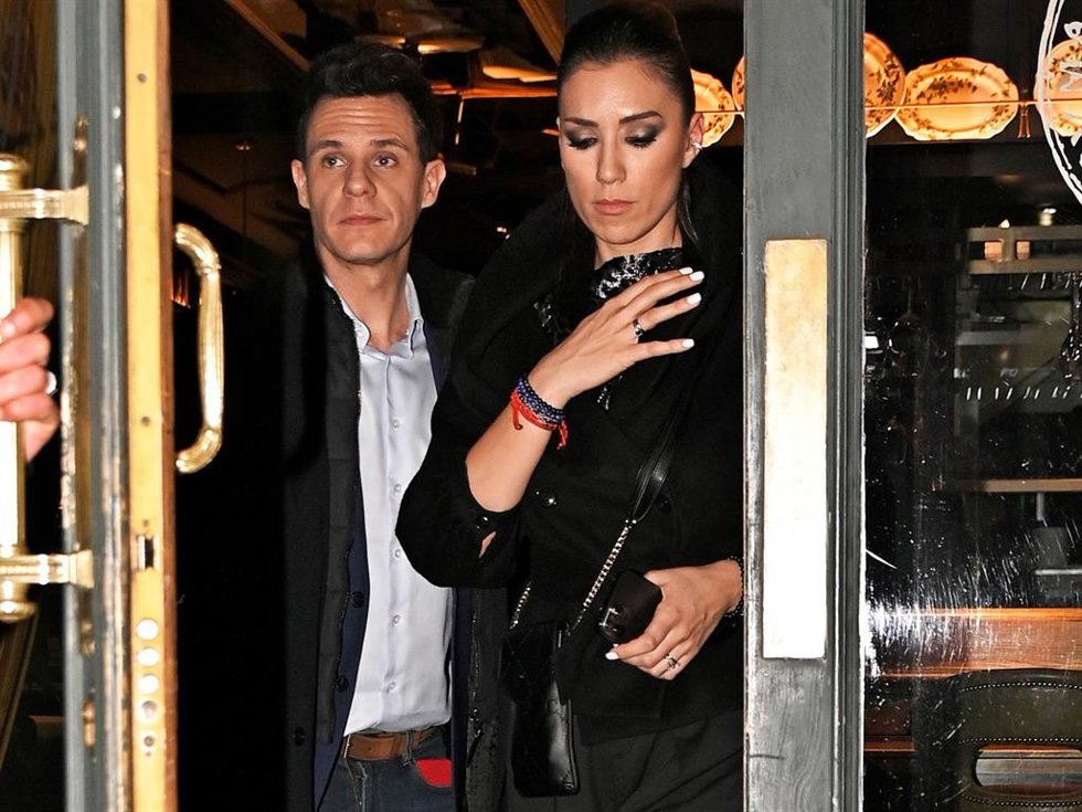 Patricia Pardo y Christian Gálvez, abandonando un restaurante en la capital