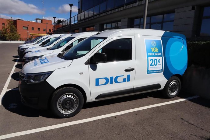 Archivo - Furgonetas de Digi