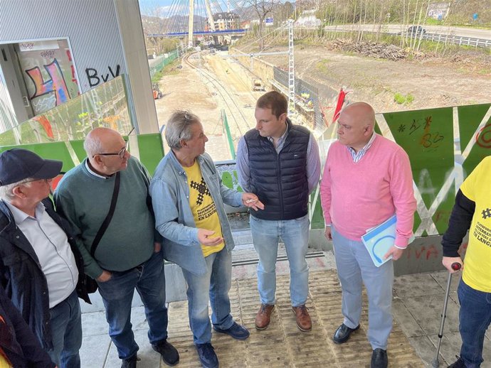 Adrián Pumares y Javier Suárez Álvarez-Amandi con representantes de la Plataforma ciudadana por el Soterramiento de las vías en Langreo