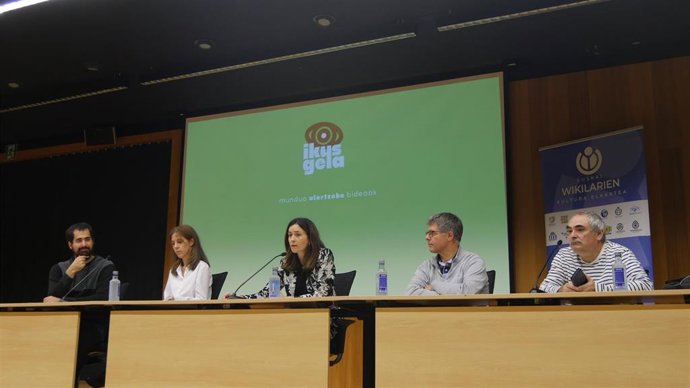 La viceconsejera de Política Lingüística, Miren Dobaran, (en el centro) participa en la presentación de una iniciativa de su Departamento