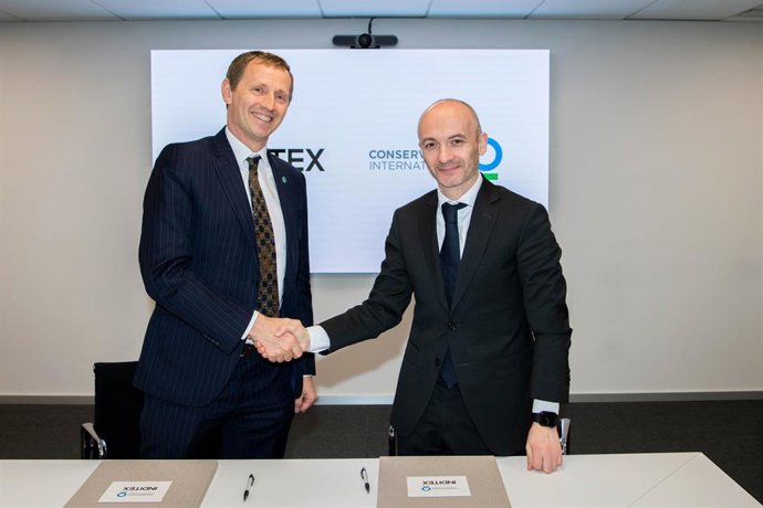 El CEO de Inditex, Óscar García Maceiras, con el Vicepresidente Ejecutivo de Conservation International, Sebastian Trong.