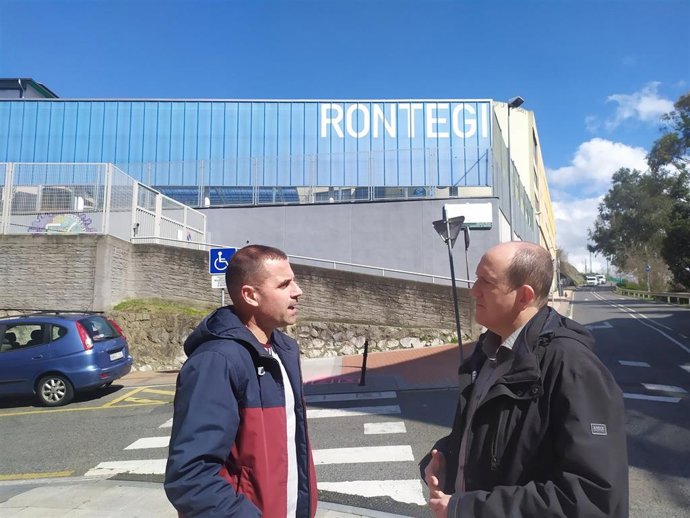 Carlos Fernández y Juan Antonio Pizarro junto al colegio Rontegi.