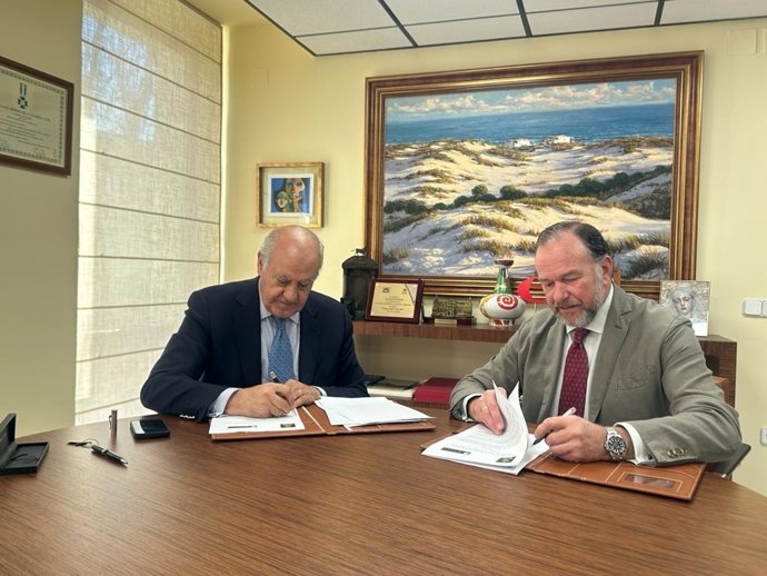 De derecha a izquierda, José Luis García-Palacios Álvarez, presidente de Caja Rural del Sur, y Ramón Valencia, gerente de la empresa Sevilla Pagés.