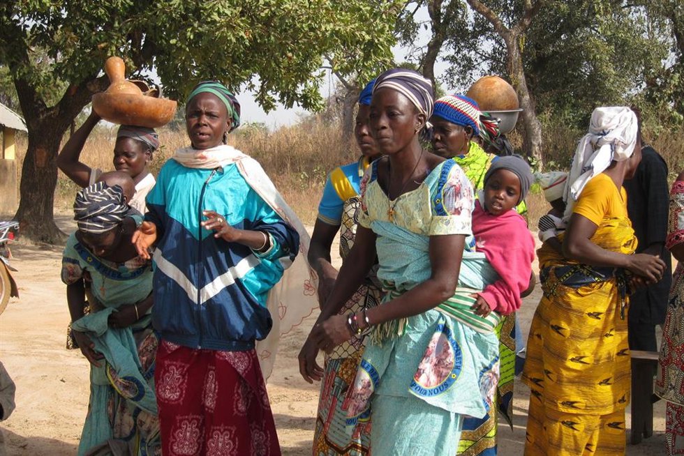 Archivo - Mujeres con niños en Benín, África.
