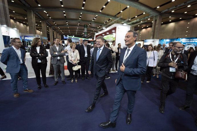 El presidente de la Generalitat Valenciana, Ximo Puig (i), y el presidente y consejero delegado de Ford Iberia, Jesús Alonso (d), durante la presentación del nuevo coche eléctrico de Ford-Volkswagen en el congreso eMobility Expo World Congress