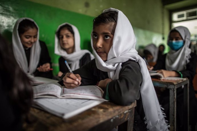 Archivo - FILED - 22 September 2021, Afghanistan, Kabul: Young Afghan girls attend classes at an elementary school. Photo: Oliver Weiken/dpa