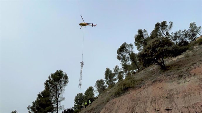 Un helicóptero retira una de las seis torres eléctricas que Endesa ha retirado en la urbanización del Serrat de castellnou (Barcelona) para reconfigurar la red eléctrica y reforzar el servicio.