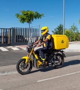 Trabajador de Correos en moto.