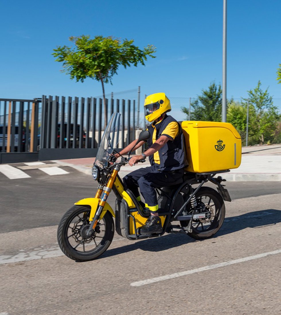 Trabajador de Correos en moto.