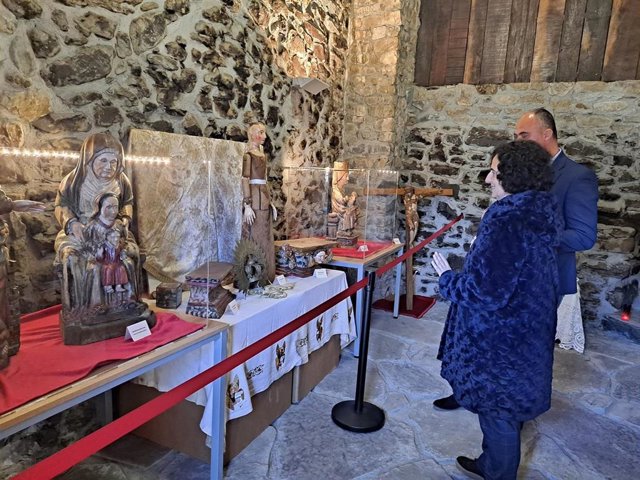 La Consejera De Cultura, Política Llingüística Y Turismo, Berta Piñán, Y El Alcalde De Degaña, Óscar Ancares.