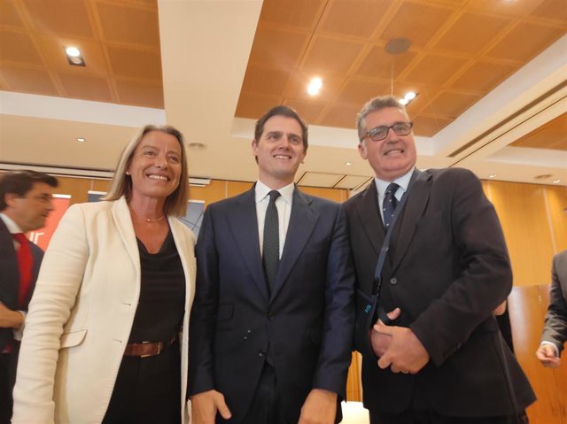 Albert Rivera con la primera teniente de alcalde y portavoz de CS en el Ayuntamiento de Córdoba, Isabel Albás, y el edil de Deportes, Manuel Torrejimeno, también de CS.