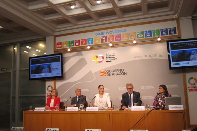 La rectora de la USJ, Berta Saéz, el presidente del Consejo Social de la UZ, Aurelio López de Hita; la consejera Maru Díaz; el rector de la UZ, José Antonio Mayoral, y la coordinadora del estudio, Diana Monaj.