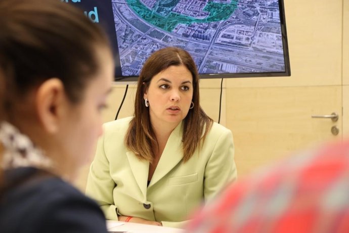 La vicealcaldesa de Valncia y edil de Desarrollo y Renovación Urbana, Sandra Gómez, en la rueda de prensa convocada para presentar el ganador del concurso del corredor verde sur de la ciudad.