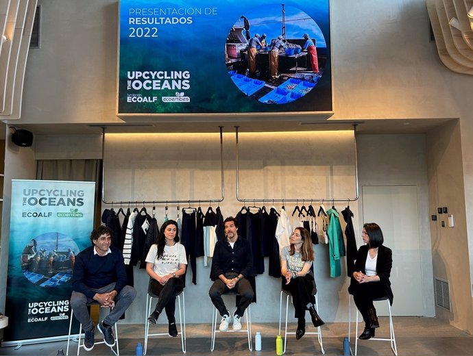 De izquierda a derecha, Nacho LLorca, Andrea Ruzo, Javier Goyeneche, Nieves Rey y Miriam Artacho durante el anuncio de los datos obtenidos en 2022 por el programa Upcycling the Oceans.