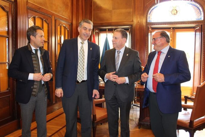 El alcalde de Oviedo, Alfredo Canteli, se reúne con el concejal de Urbanismo, Ignacio Cuesta, y representantes del Real Oviedo y el Grupo Herce, Paco Rubio y Martín Peláez.
