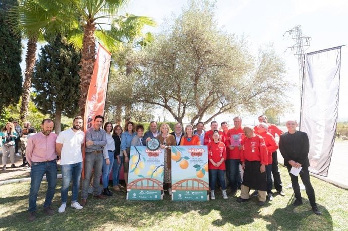 Foto de familia durante el evento con el que se ha clausurado la tercera edición de Málaga Adentro en el Valle del Guadalhorce.