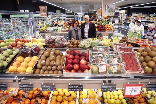 La administradora de Sorli, Anna Sorli, y el director general del grupo, Josep Figueras, en un supermercado del grupo.