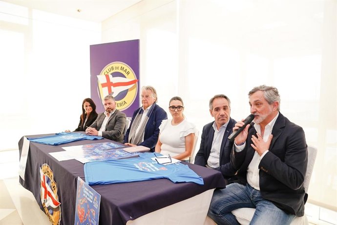 Ayuntamiento y Diputación arropan a Altea al presentar la camiseta de la Carrera Azul por Autismo
