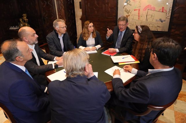 Puig en la reunió amb representants dels regant