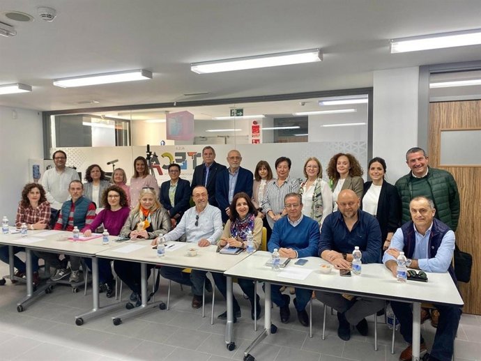 Viso (centro, de pie) con directores de centros educativos de Montilla.