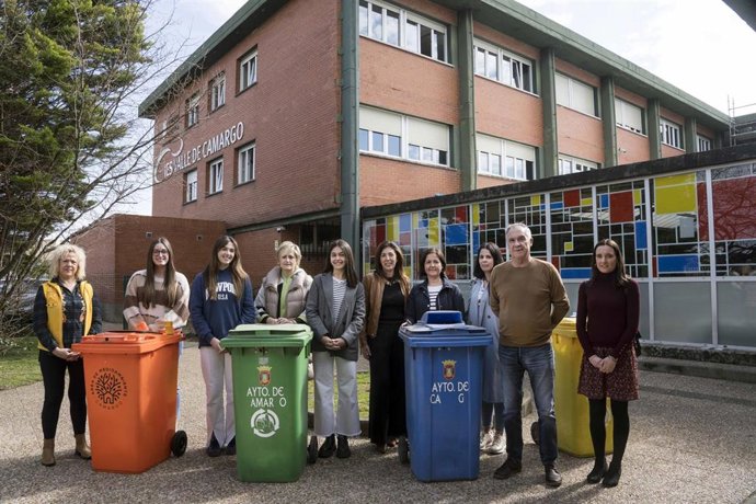 El Ayuntamiento colabora con alumnas del IES Valle de Camargo para fomentar el reciclaje de aceite doméstico