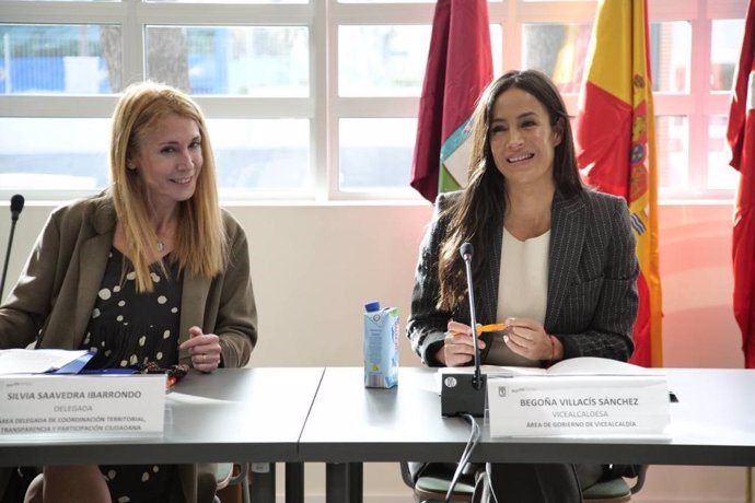 Silvia Saavedera, delegada de Coordinación Territorial en el Ayuntamiento de Madrid, y la vicealcaldesa Begoña Villacís en la reunión de la Comisión Permanente del Plan Sures