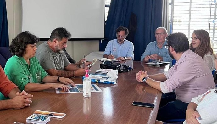 Representantes de IU con el sector pesquero sanluqueño.