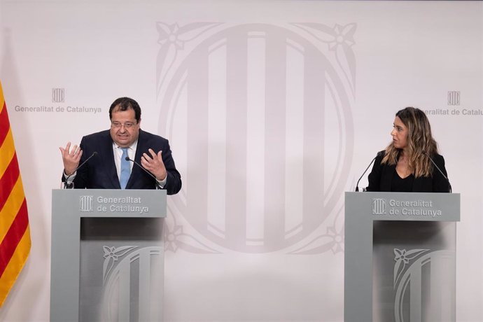 El conseller de Interior, Joan Ignasi Elena y la portavoz del Govern Patrícia Plaja, durante una rueda de prensa posterior al Consell Executiu, en el Palau de la Generalitat, a 21 e marzo de 2023, en Barcelona, Catalunya (España). El Govern ha aprobado 