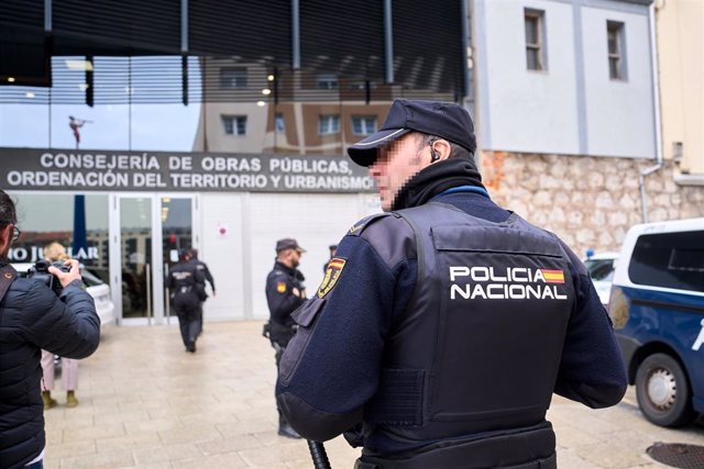 Varios policías en la entrada de la Consejería de Obras Públicas, Ordenación del Territorio y Urbanismo de Cantabria. Foto de archivo