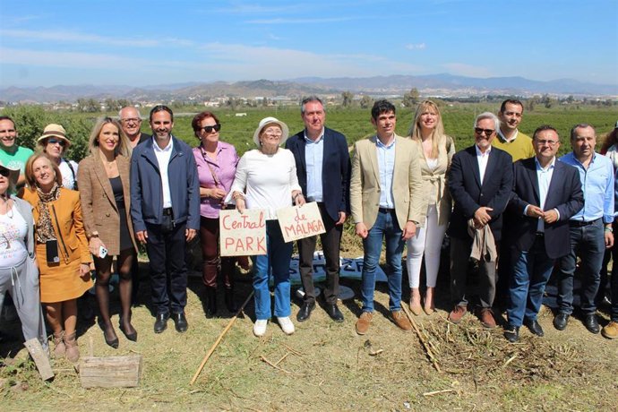 El secretario general del PSOE-A, Juan Espadas, realiza una visita guiada a la Vega de Mestanza, junto al candidato socialista a la Alcaldía del municipio, David Márquez, y la secretaria general del PSOE local, Patricia Alba, entre otros
