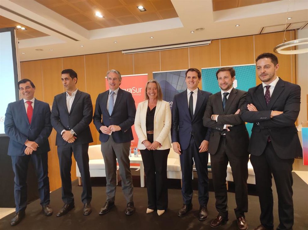 Encuentro de Diálogos para el Desarrollo bajo el título 'La gestión empresarial en entornos disruptivos', con Íñigo de la Serna y Albert Rivera.