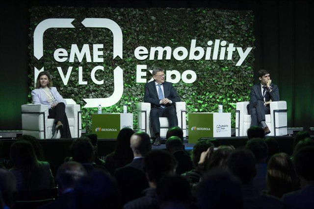(I-D) La secretaria general de Transportes y Movilidad del Mitma, María José Rallo; el presidente de la GeneralitatXimo Puig y el portavoz del PSPV en València, Borja Sanjuán, durante la inauguración del eMobility Expo World Congress