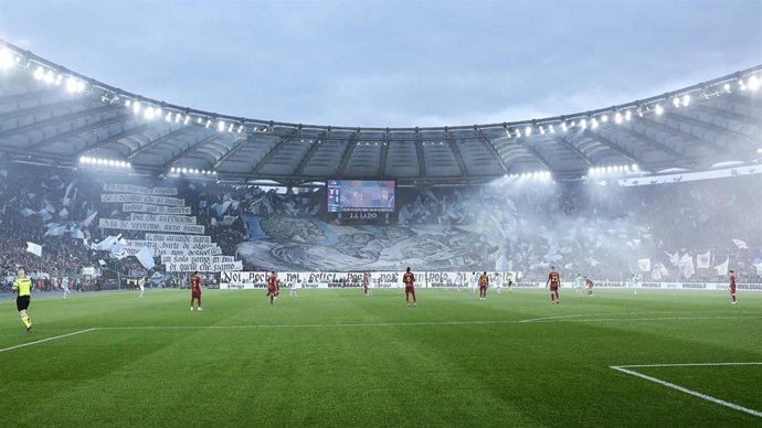 Aficionados de la Lazio en el partido ante la Roma en el Olímpico